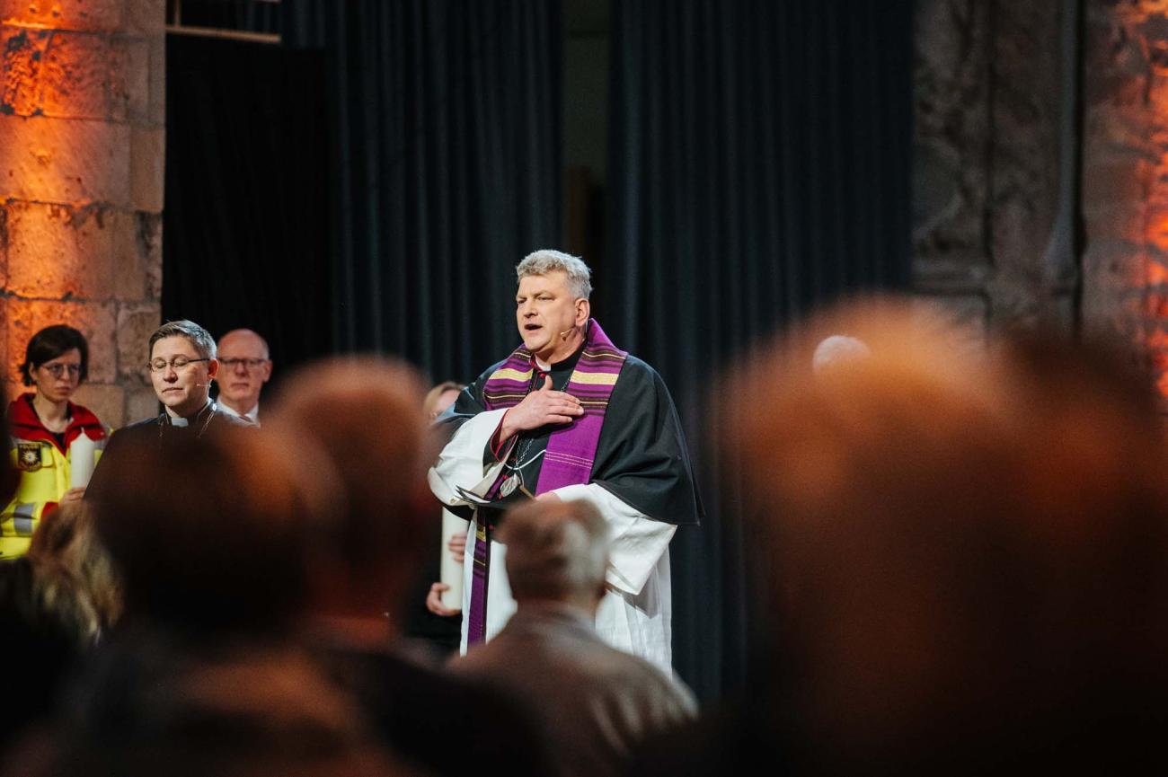 Menschen in einem Gottesdienst