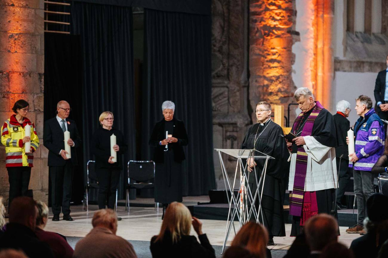 Menschen in einem Gottesdienst