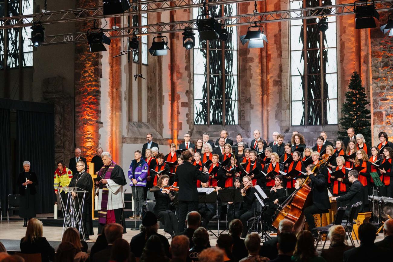 Menschen in einem Gottesdienst