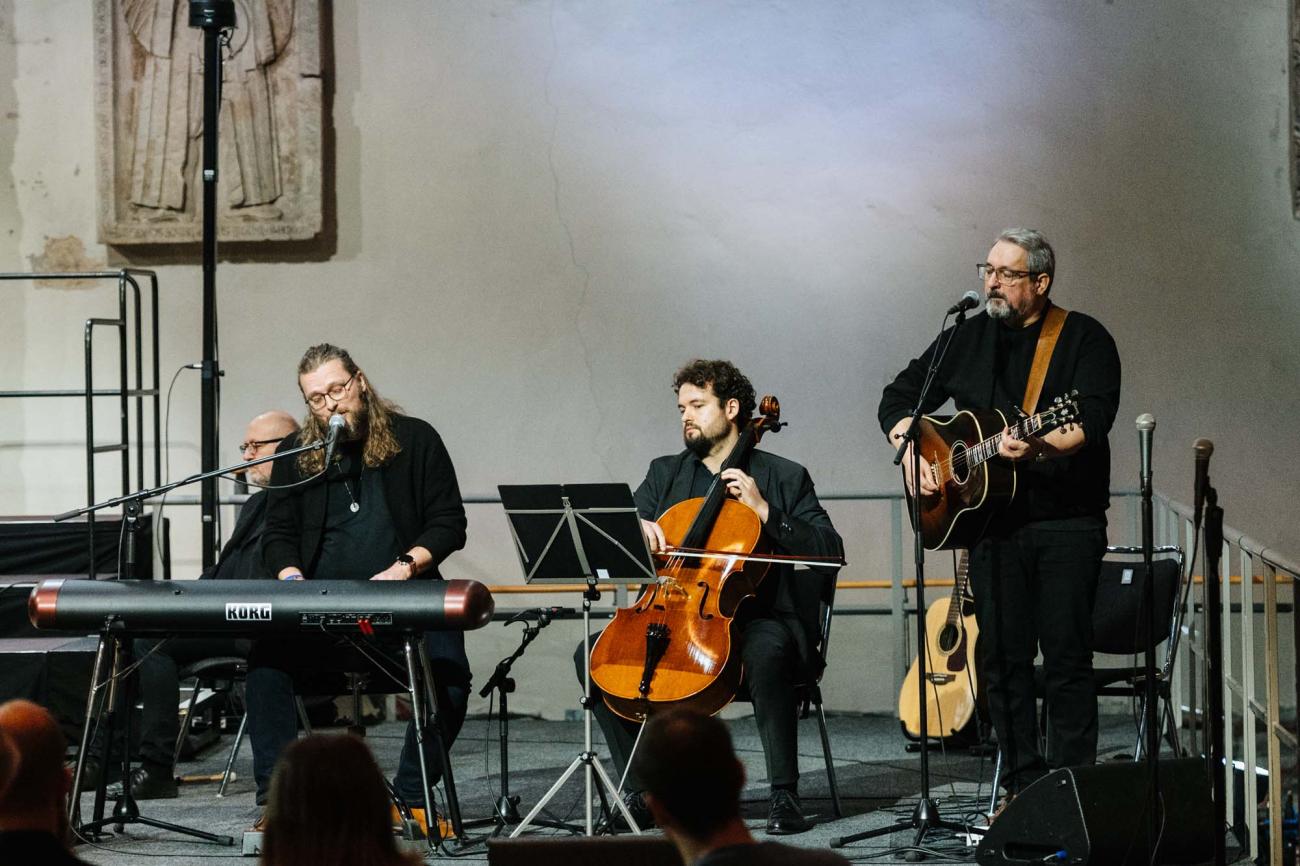 Menschen in einem Gottesdienst