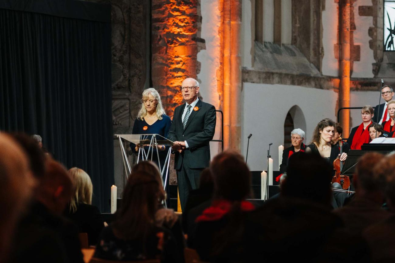 Menschen in einem Gottesdienst