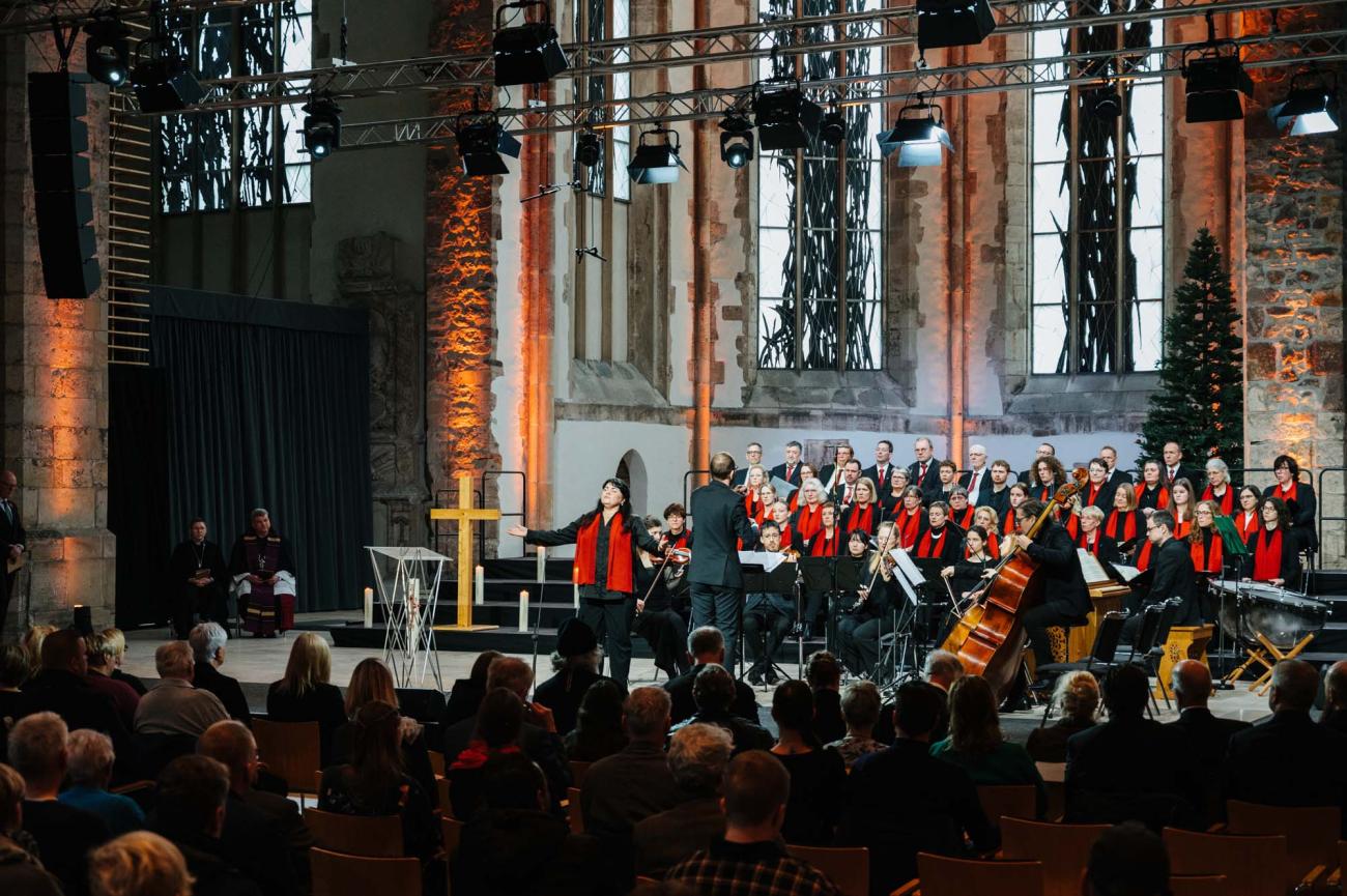 Menschen in einem Gottesdienst