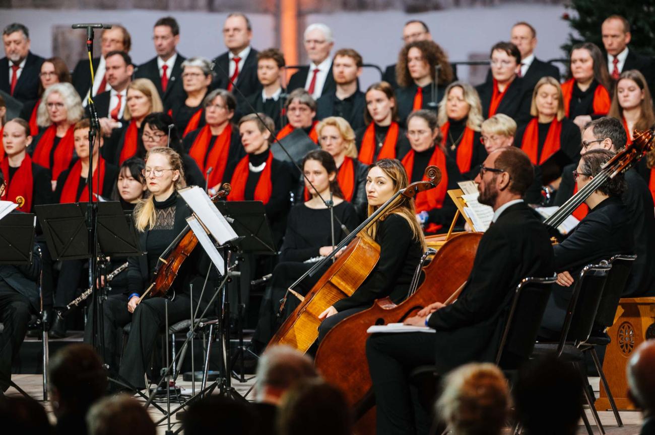 Menschen in einem Gottesdienst