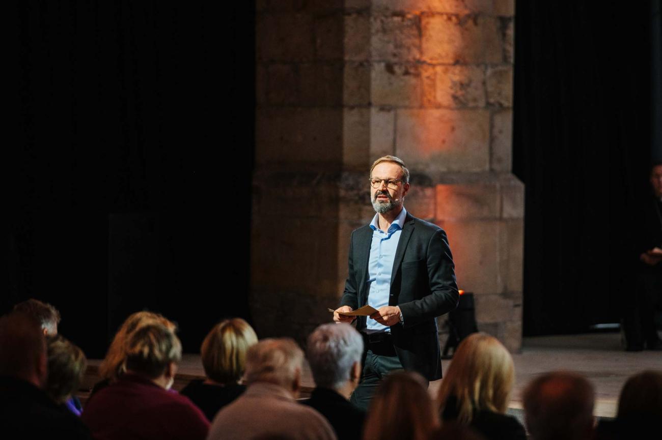 Menschen in einem Gottesdienst