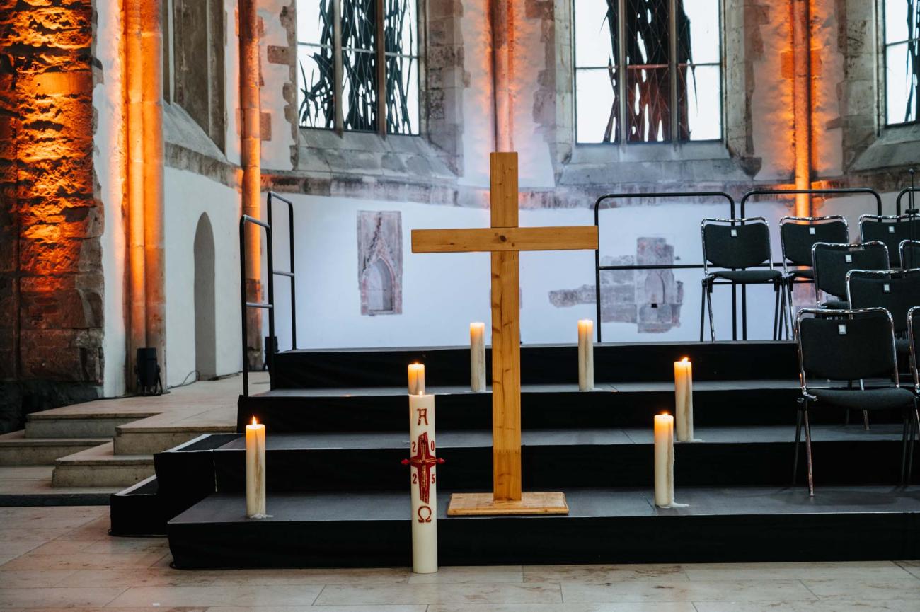 Menschen in einem Gottesdienst