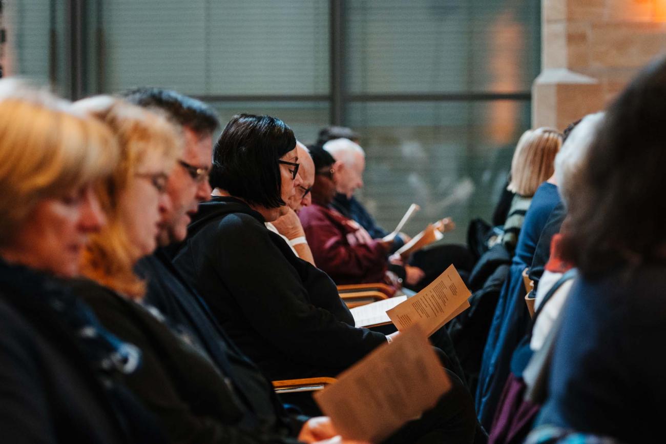 Menschen in einem Gottesdienst