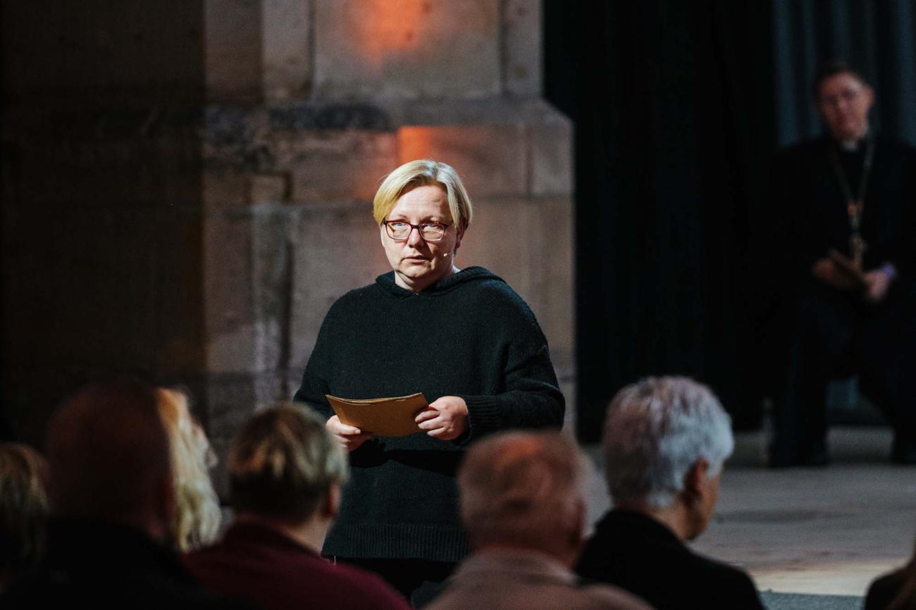 Menschen in einem Gottesdienst