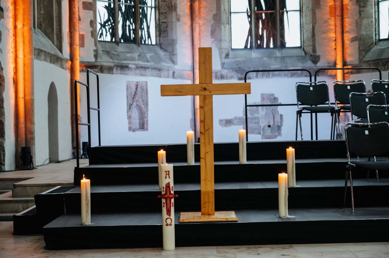Menschen in einem Gottesdienst