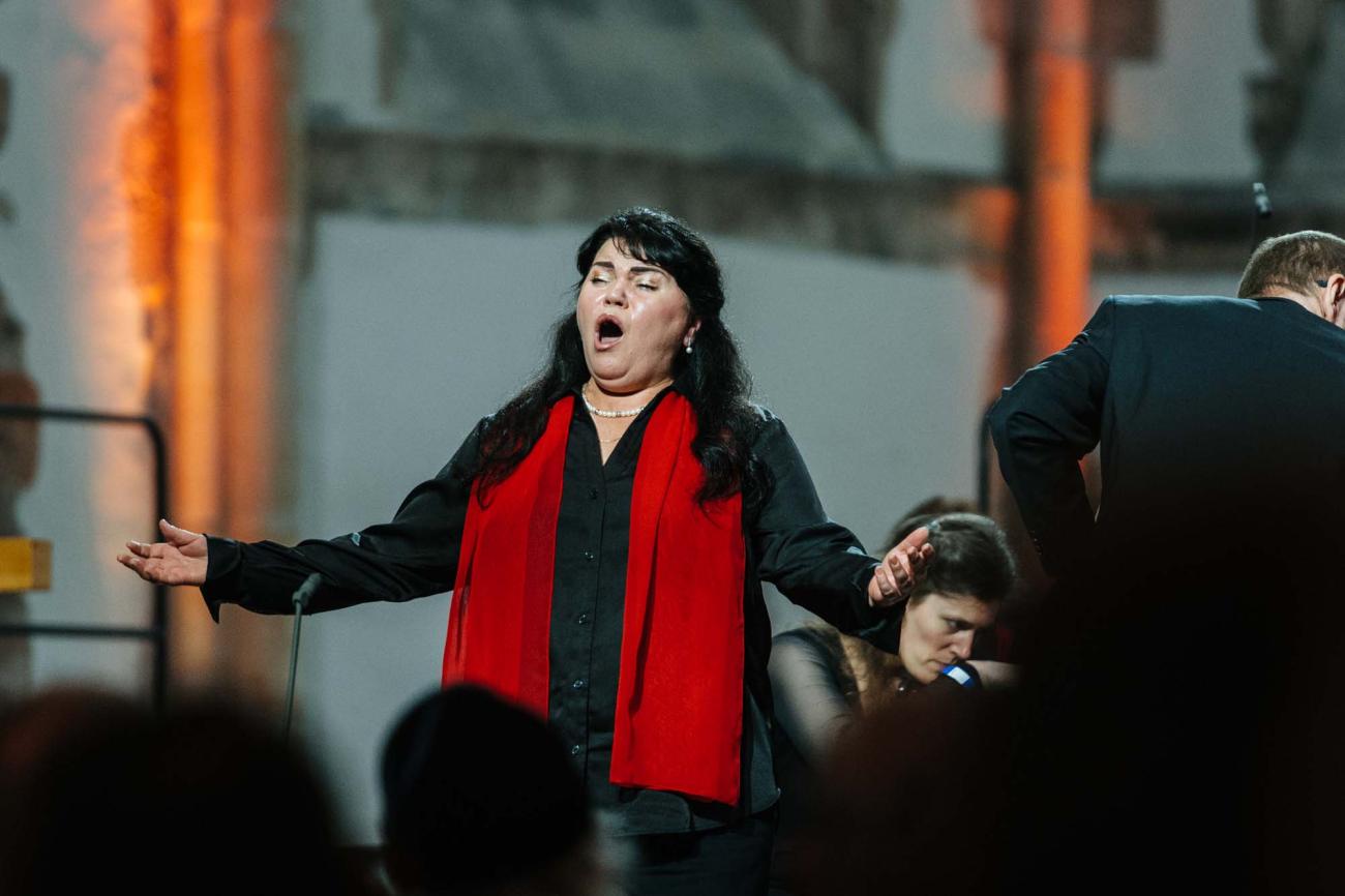 Menschen in einem Gottesdienst