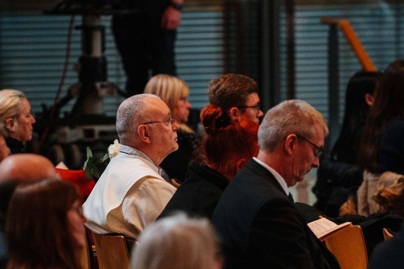 Menschen in einem Gottesdienst
