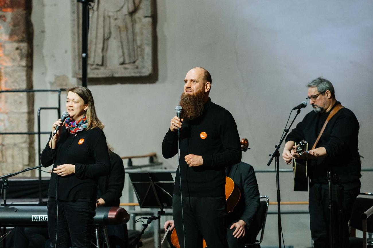 Menschen in einem Gottesdienst