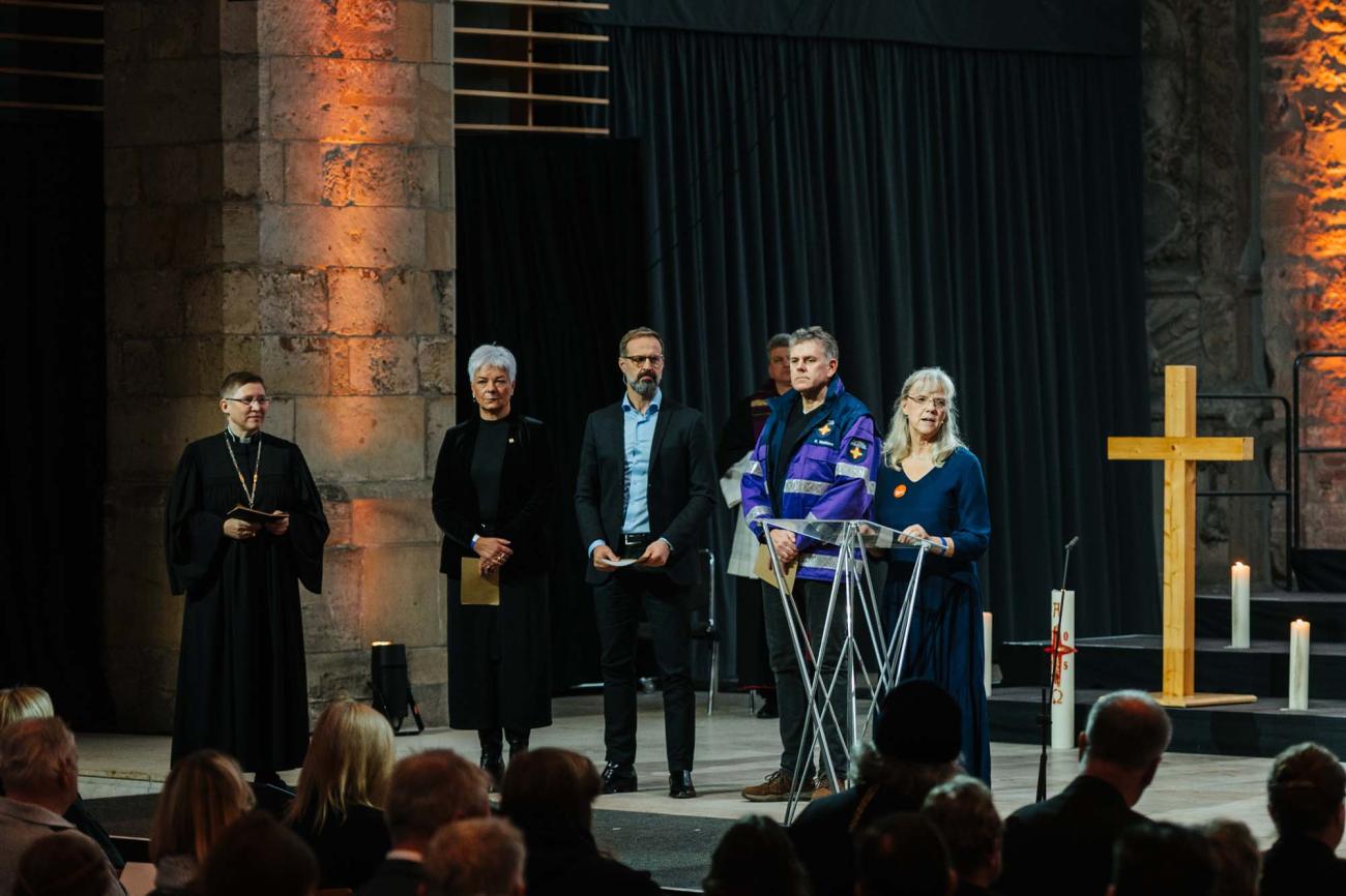 Menschen in einem Gottesdienst