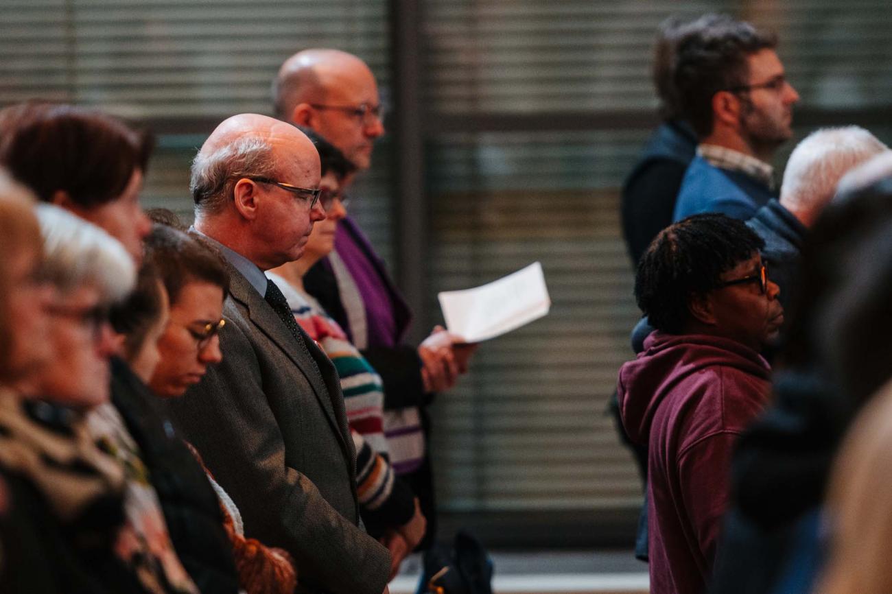 Menschen in einem Gottesdienst