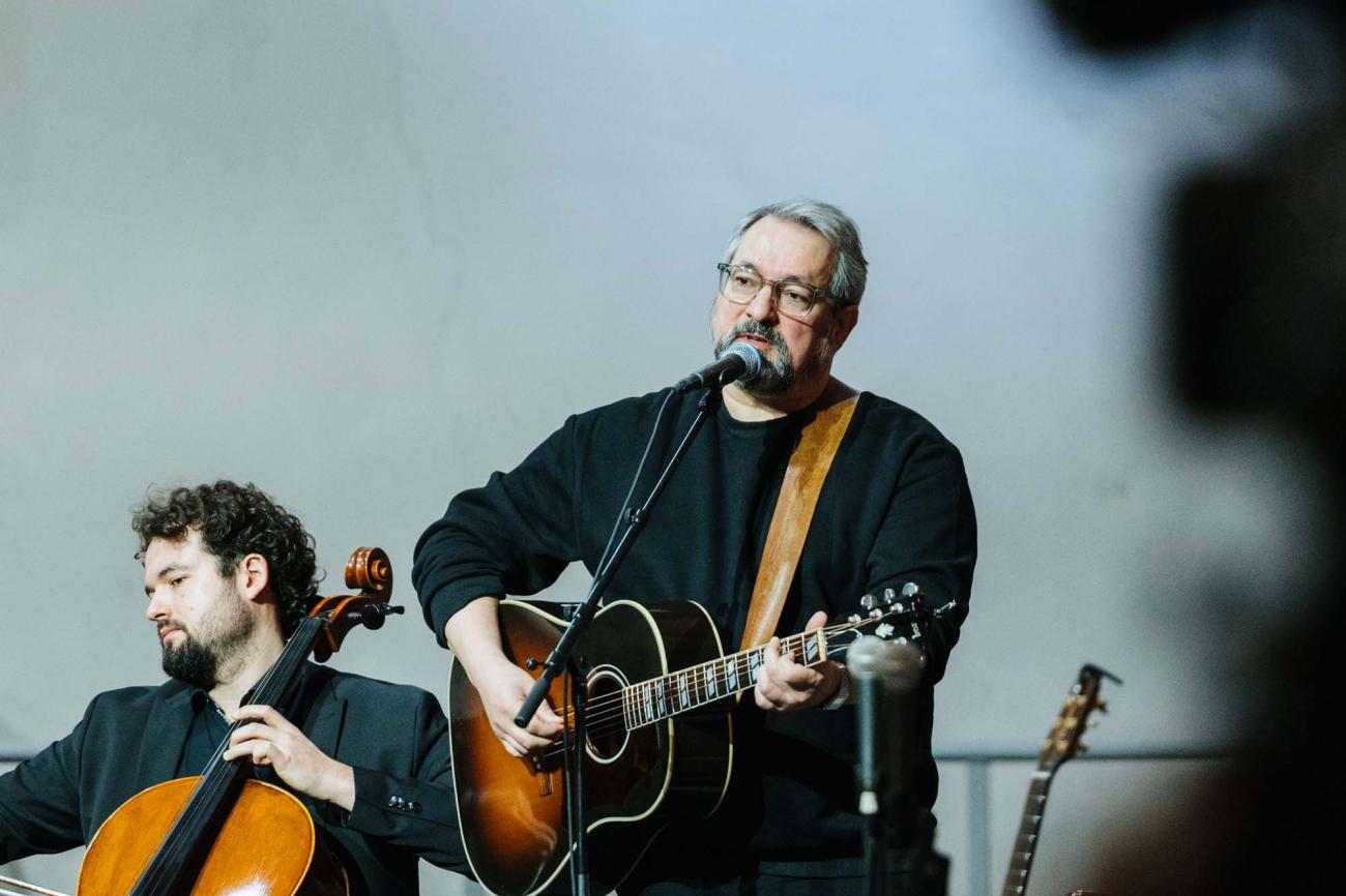 Menschen in einem Gottesdienst