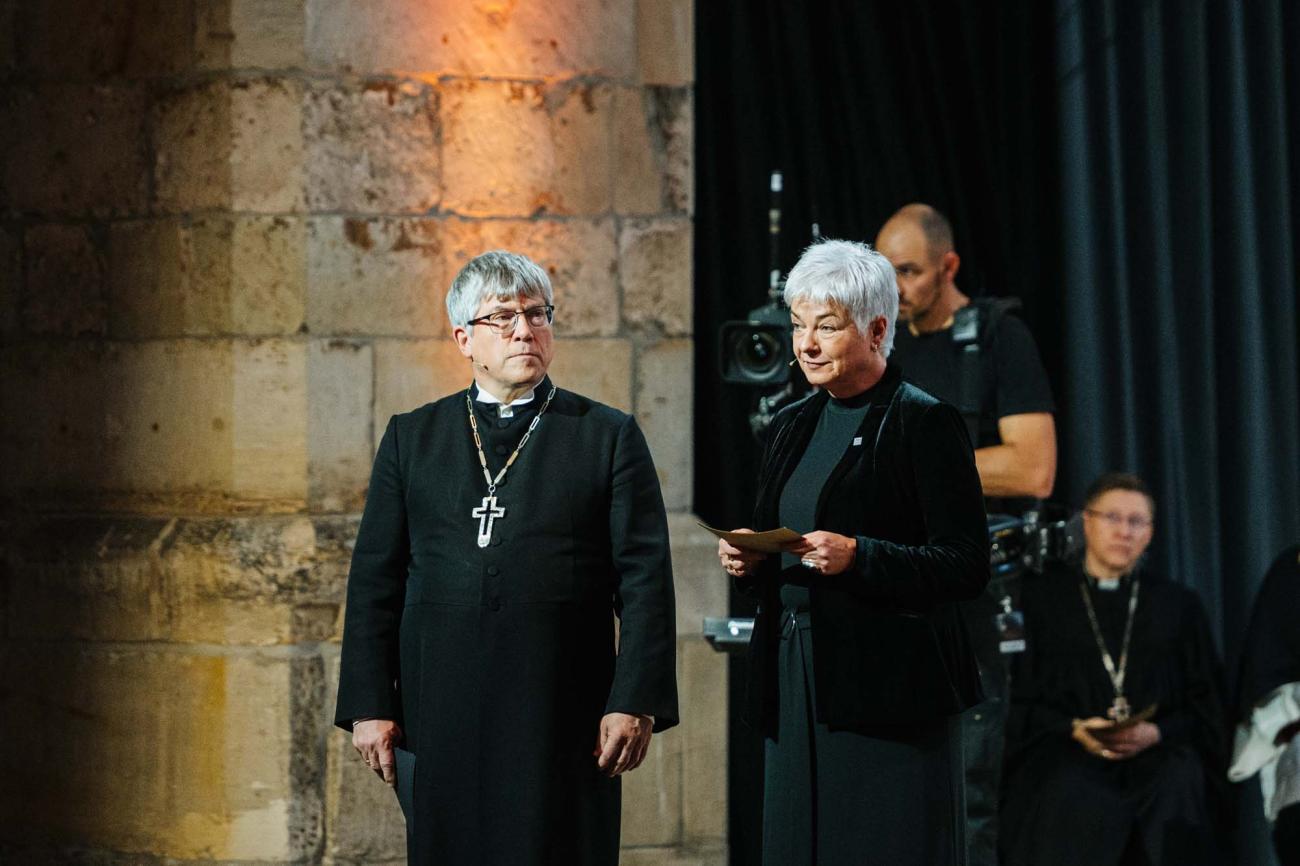 Menschen in einem Gottesdienst