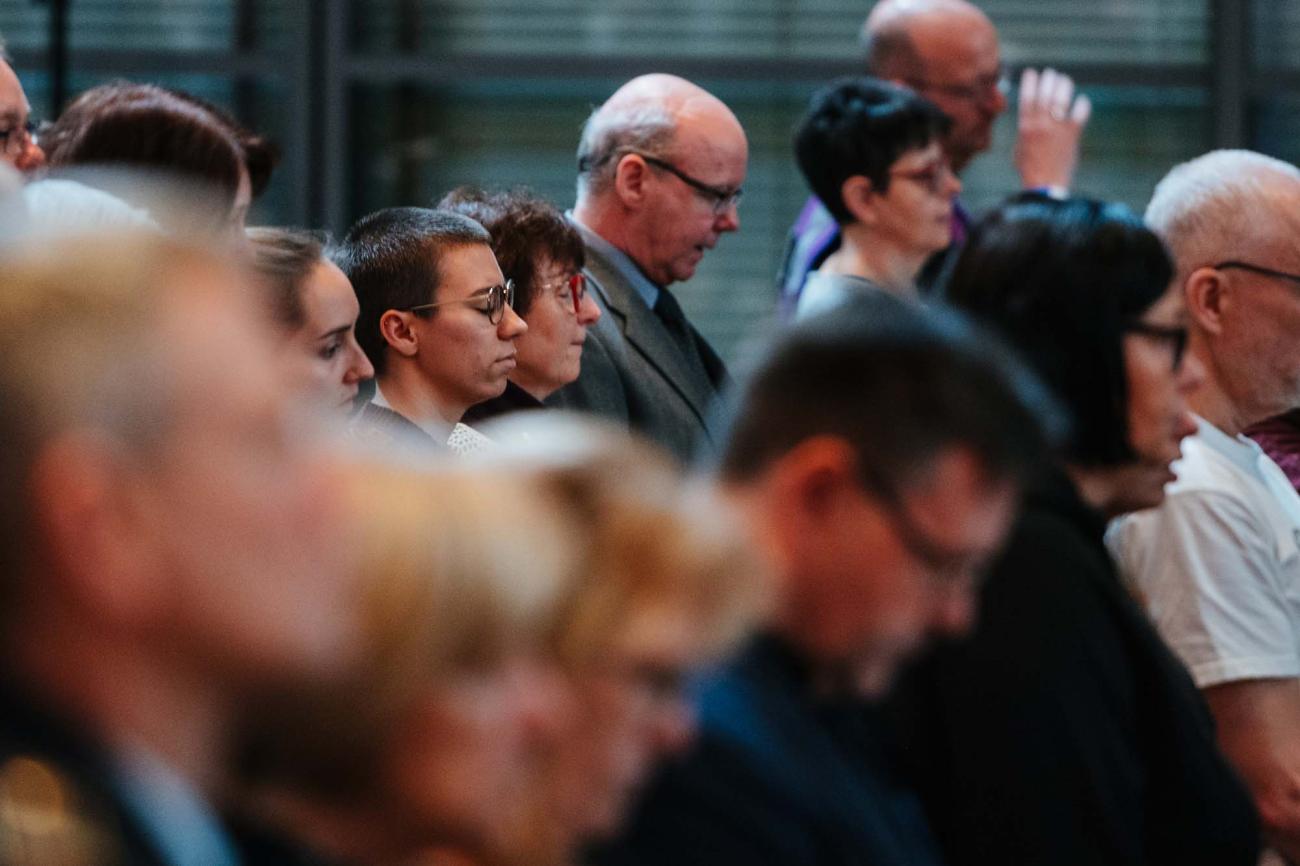 Menschen in einem Gottesdienst