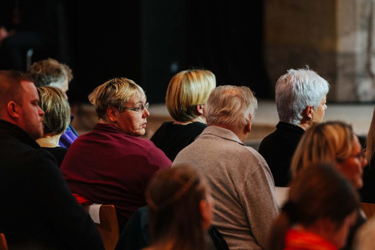 Menschen in einem Gottesdienst