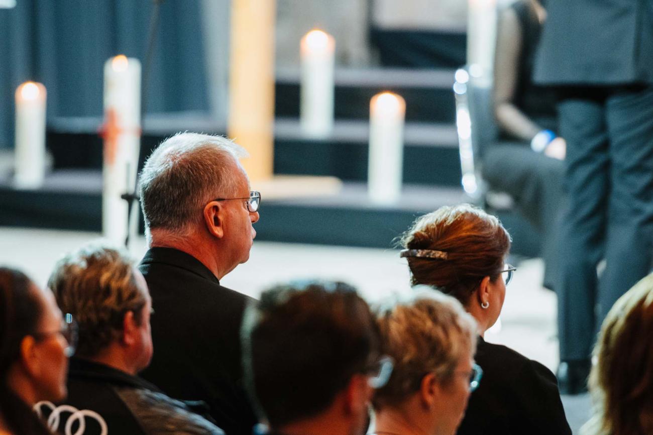 Menschen in einem Gottesdienst