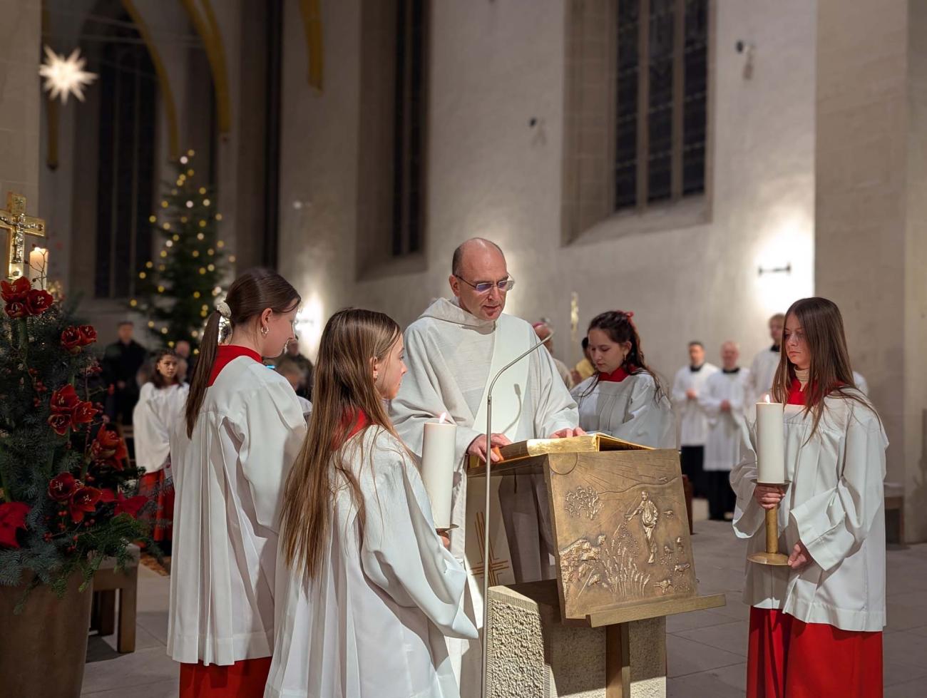 Menschen in einem Gottesdienst