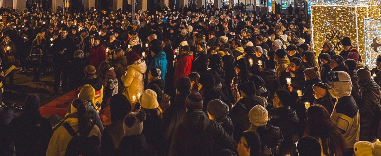 Menschen mit Kerzen in der Hand