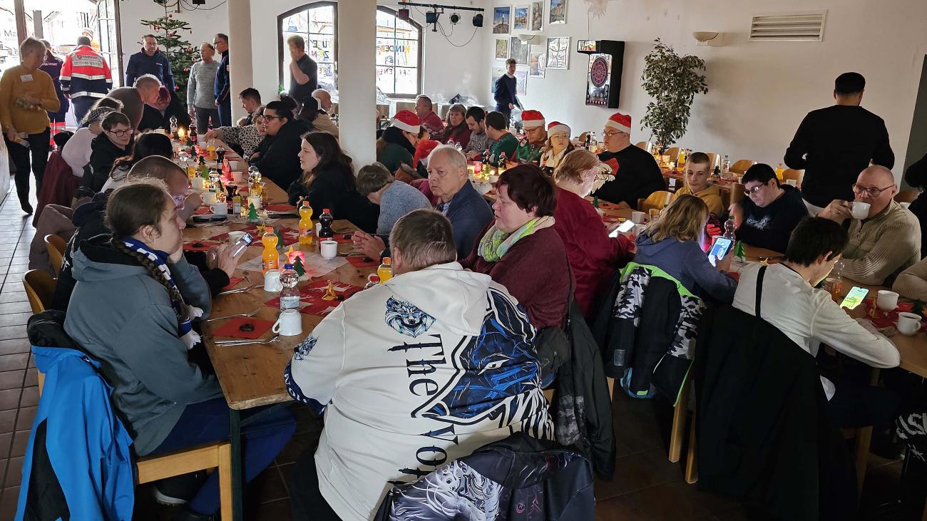 Menschen sitzen an einem Tisch