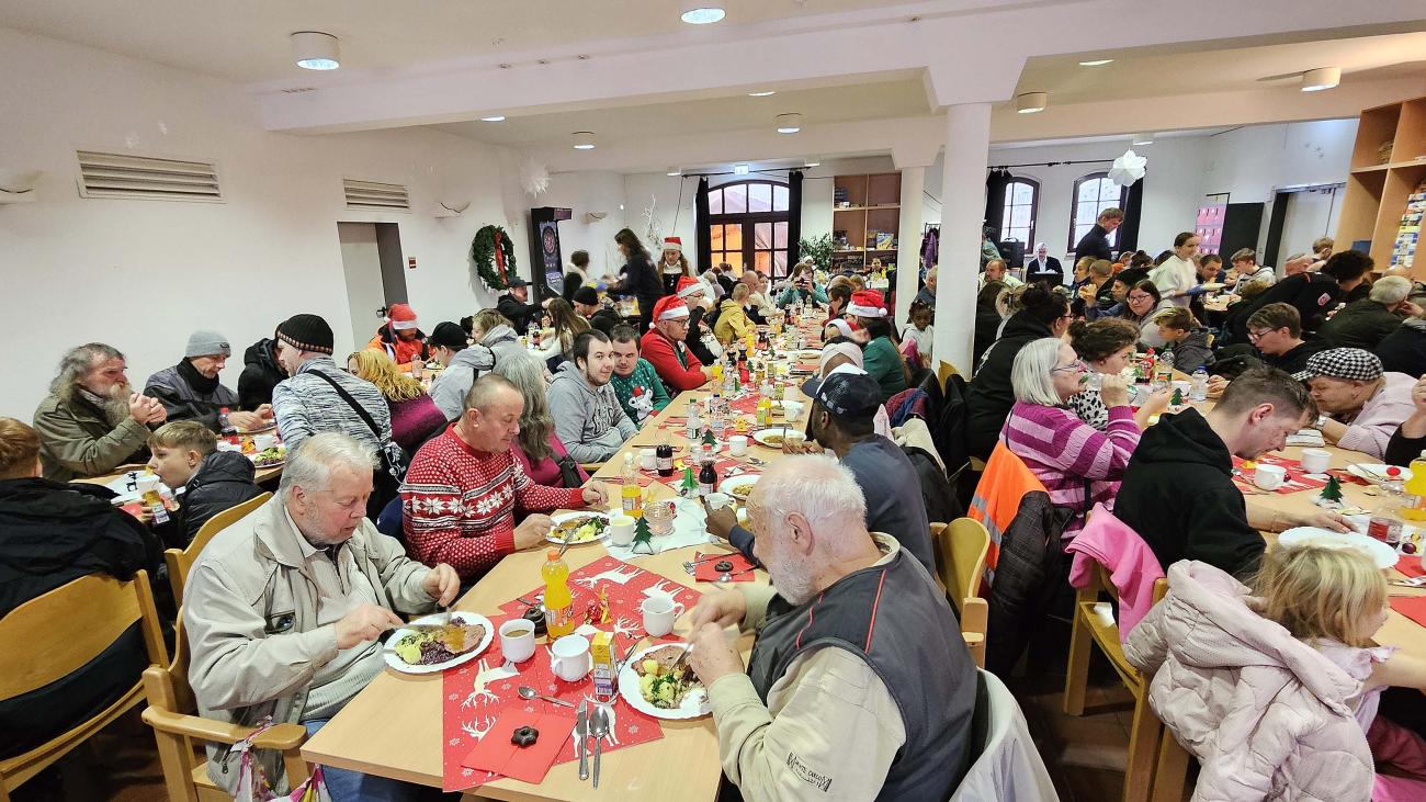 Menschen sitzen an einem Tisch