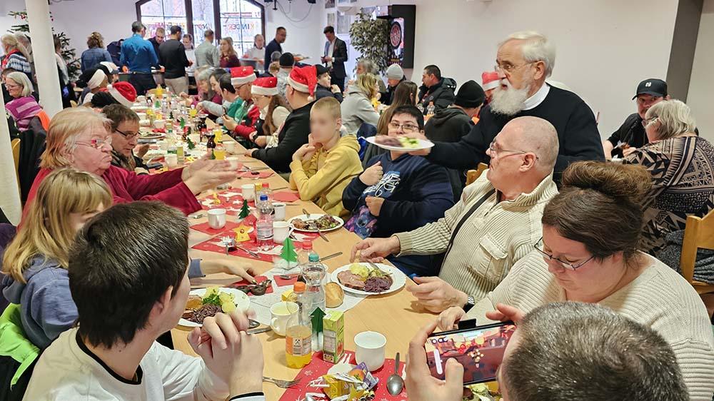 Menschen sitzen an einem Tisch