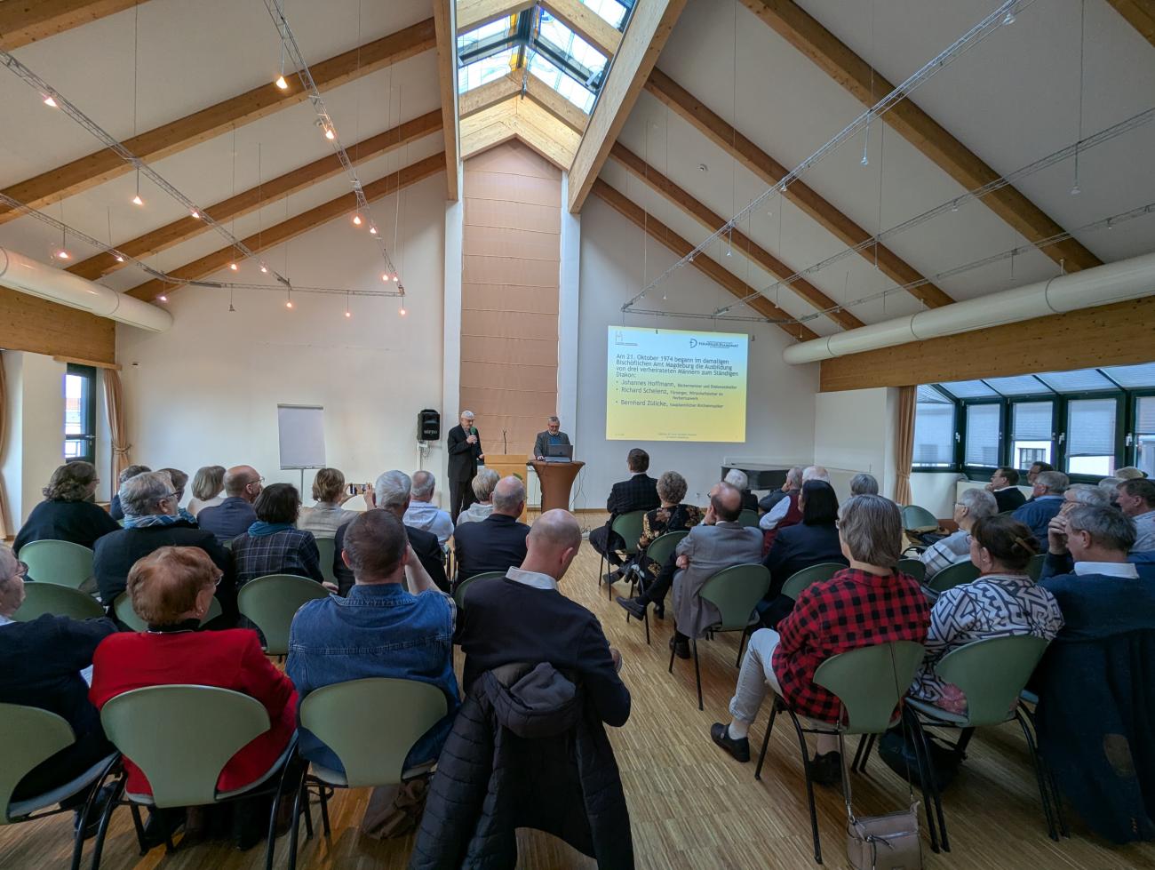 Menschen in einem Saal bei einem Vortrag