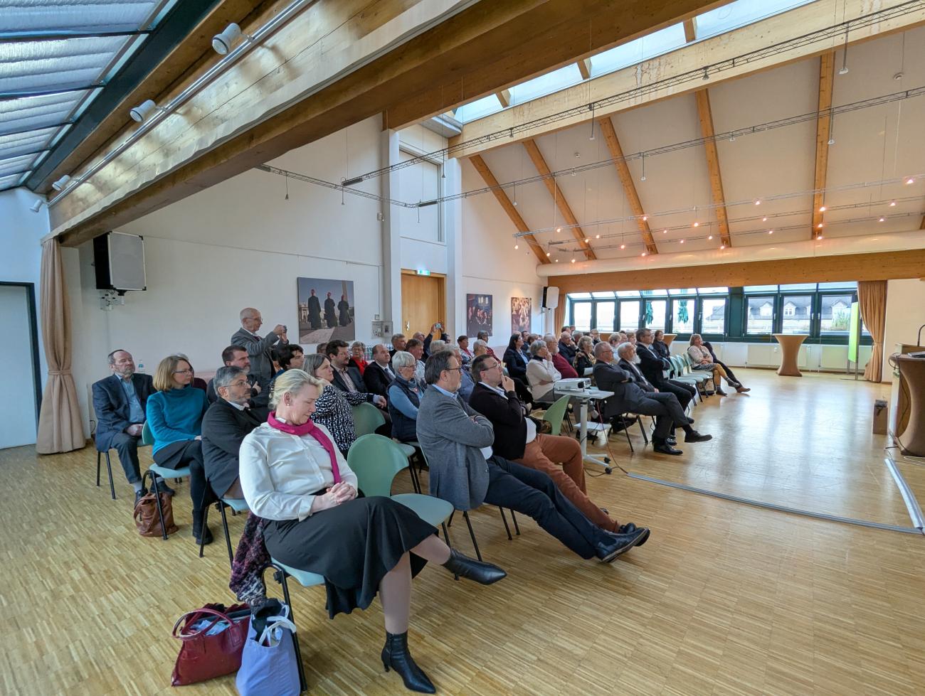 Menschen in einem Saal bei einem Vortrag