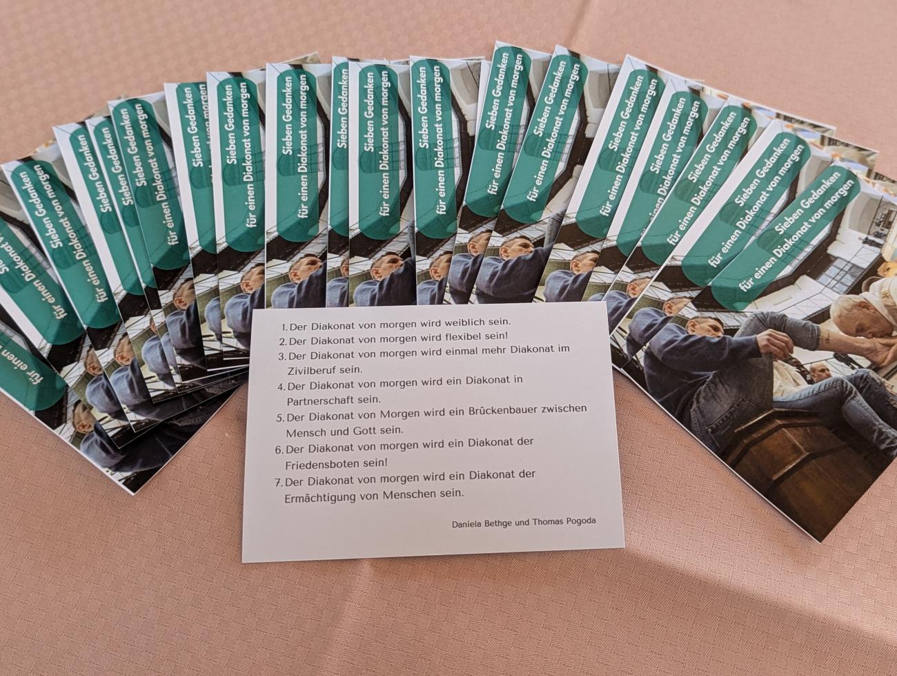 Karten auf einem Tisch