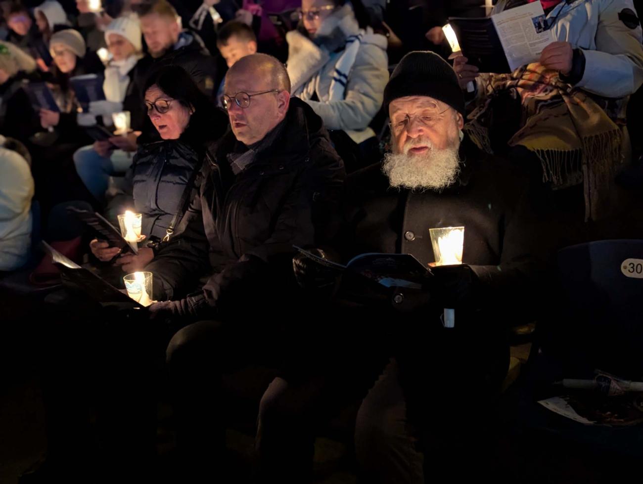 Menschen singen in einem Stadion