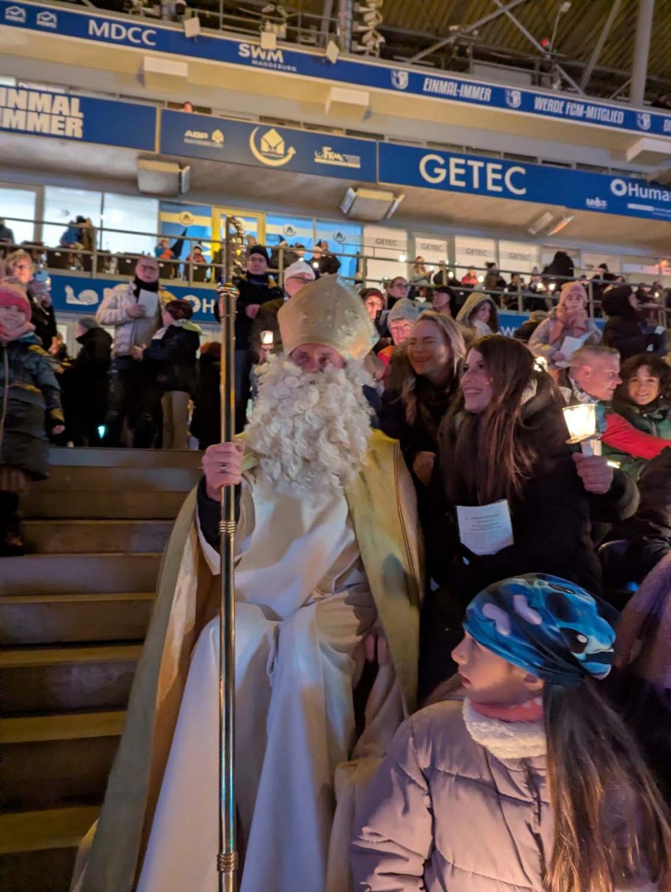 Ein Nikolaus in der Menge