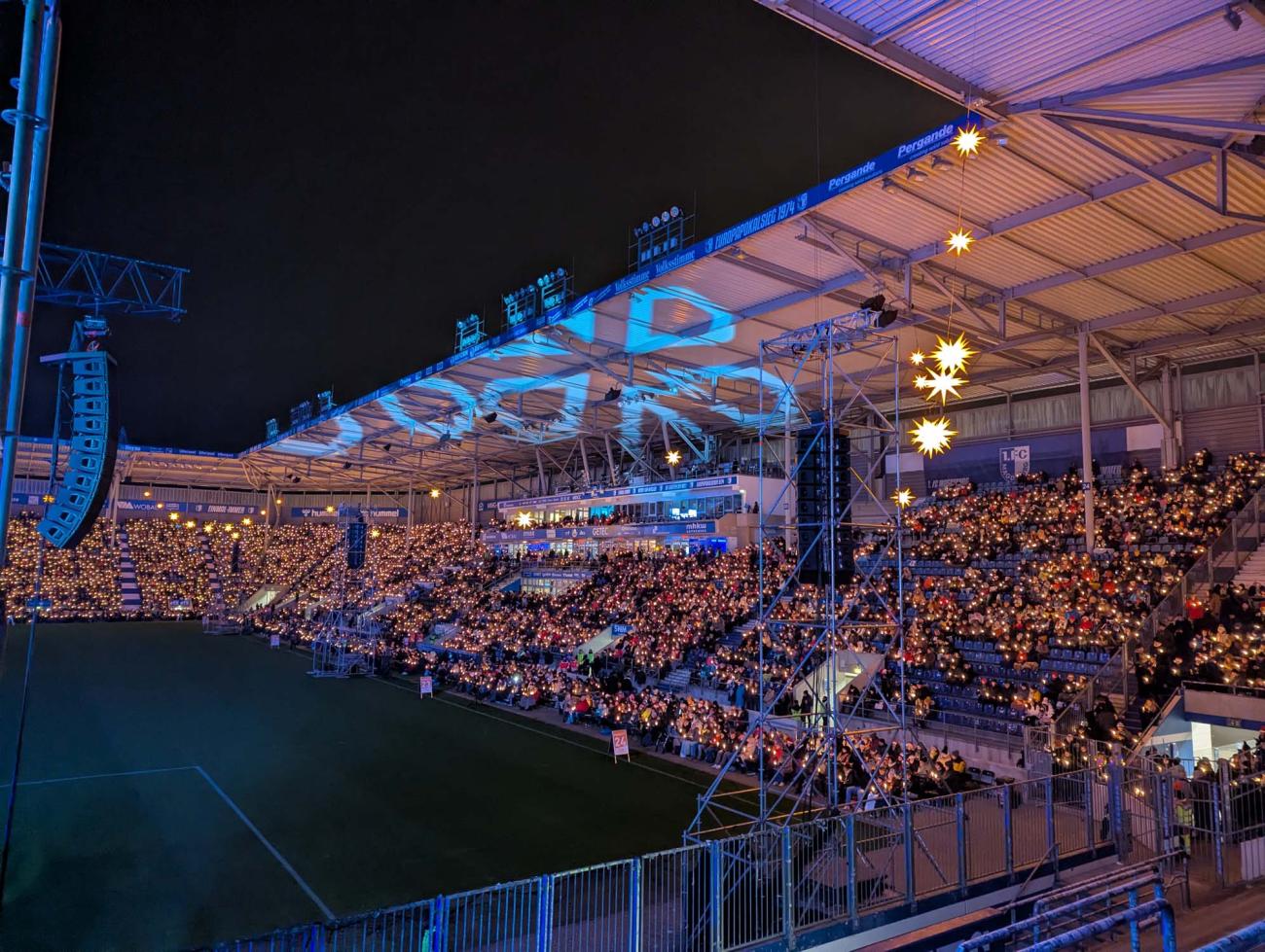 Volles Fußballstadion voller Menschen