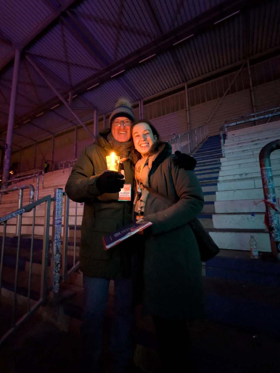 Guido Nienhaus mit seiner Tochter im Fußballstadion