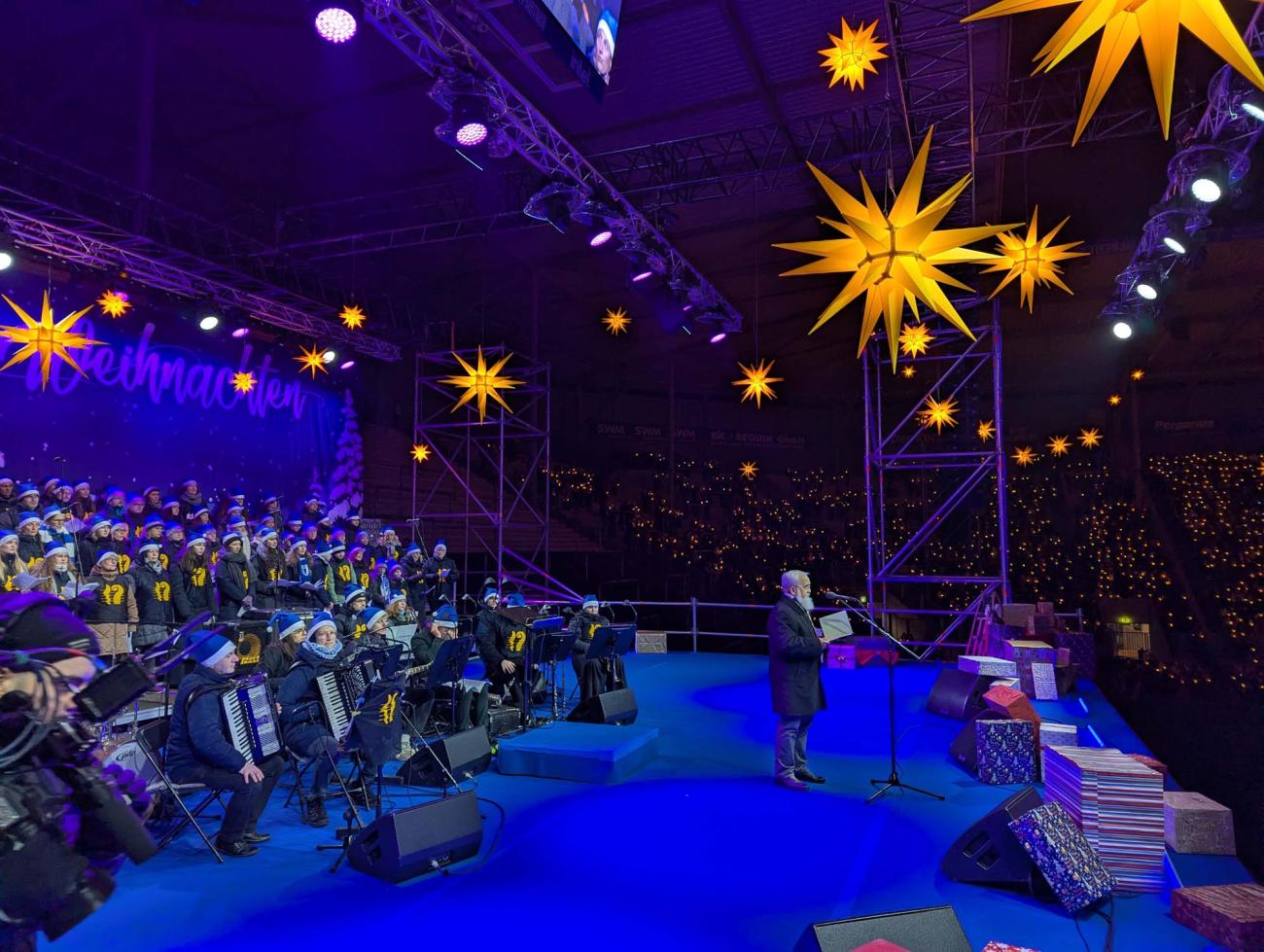 Bischof Feige am Mirkofon auf einer Bühne