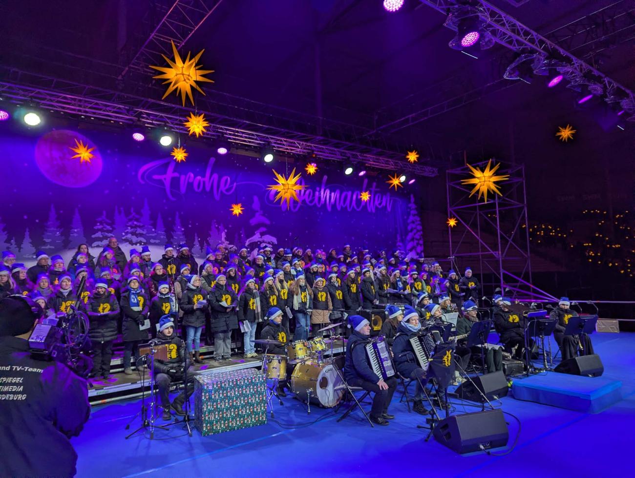 Ein Chor auf einer Bühne