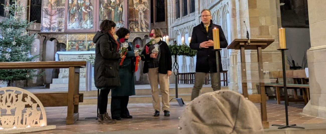 Menschen in einer Kirche