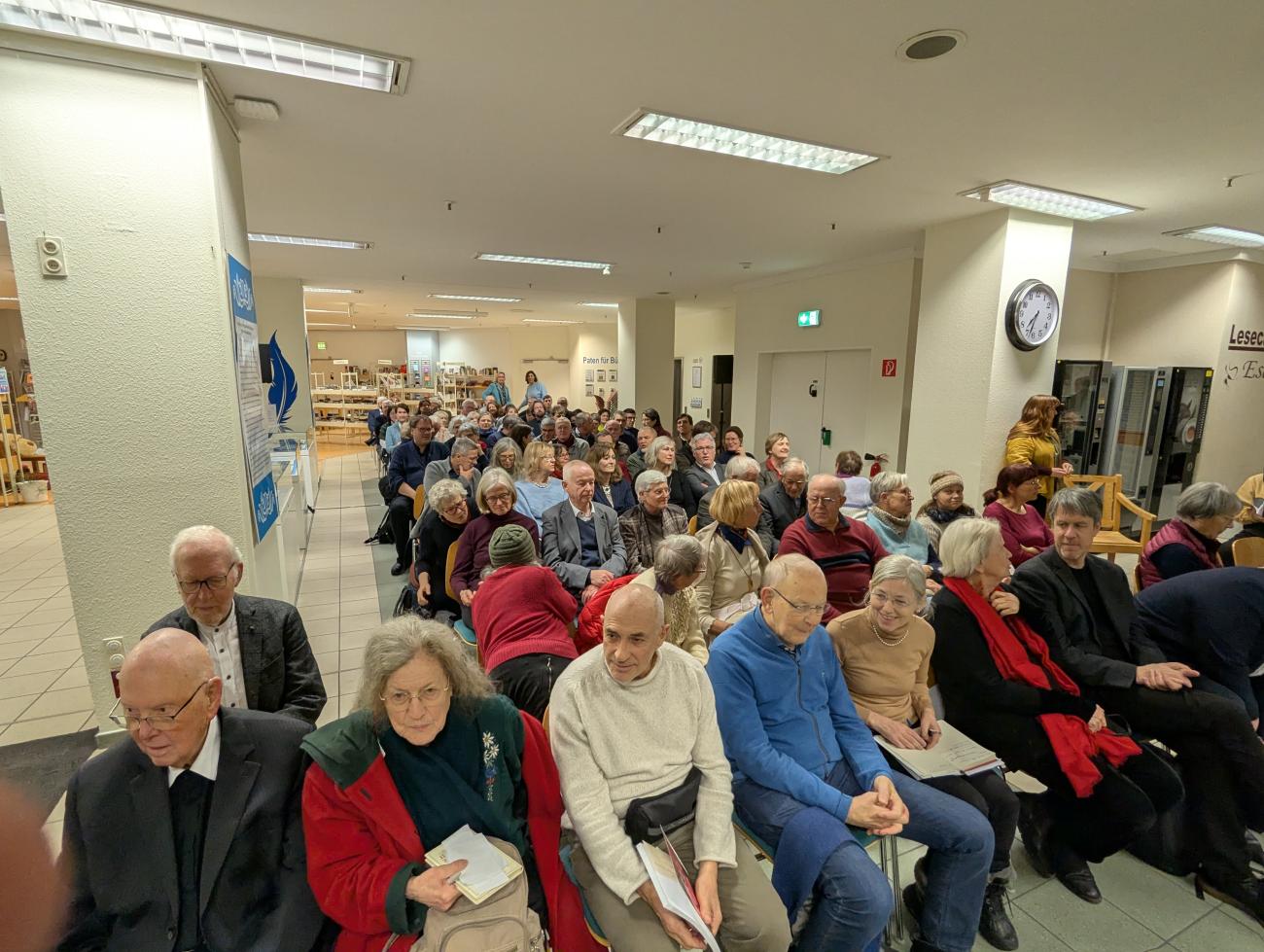 Menschen in einem Saal