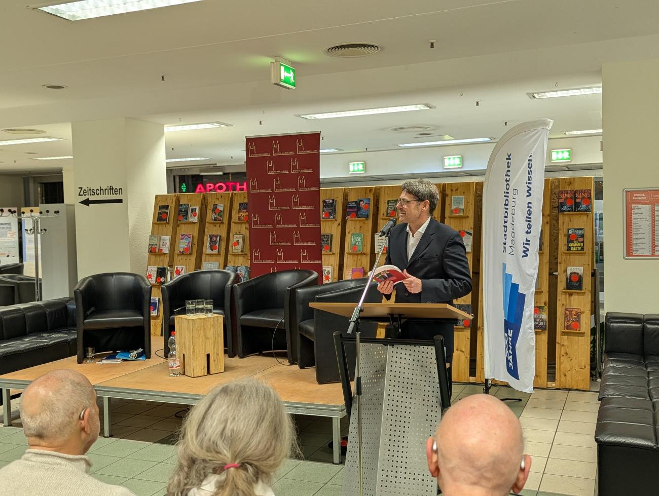 EIn Mann am Rednerpult