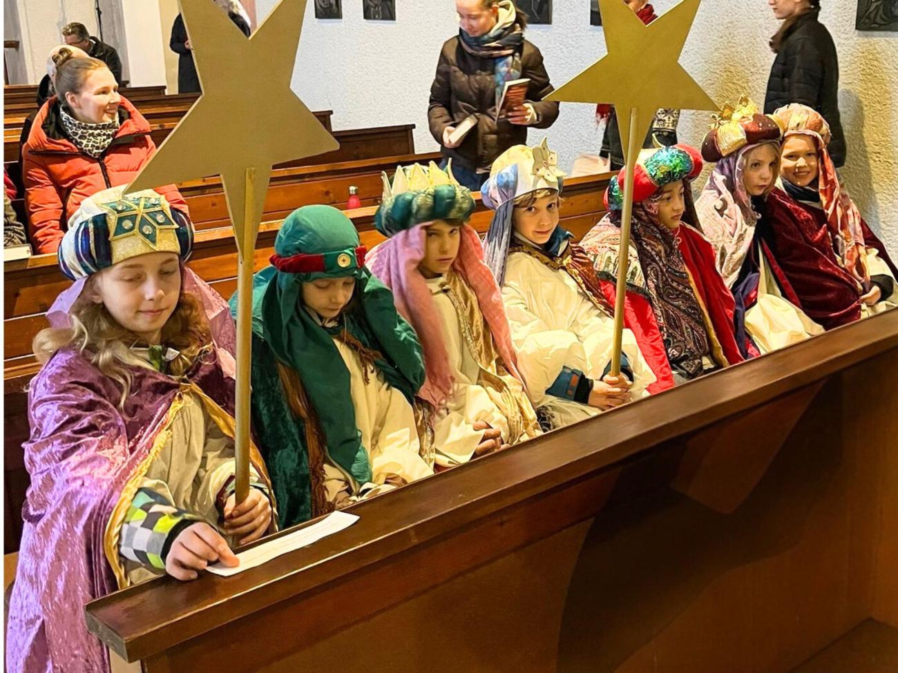 Kinder als Sternsinger bei einem Gottesdienst
