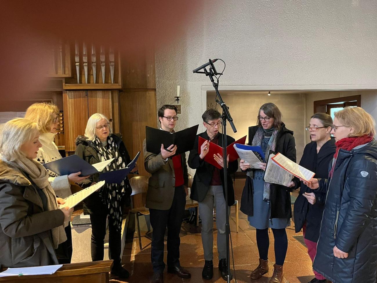 Ein Chor vor einem Mikrofon