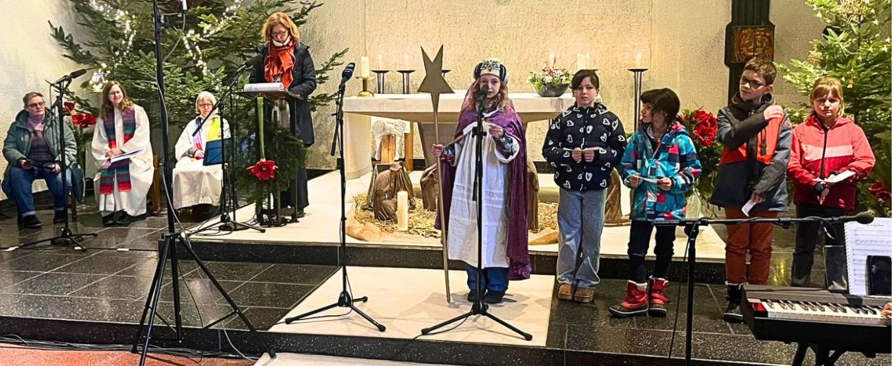 Kinder als Sternsinger bei einem Gottesdienst