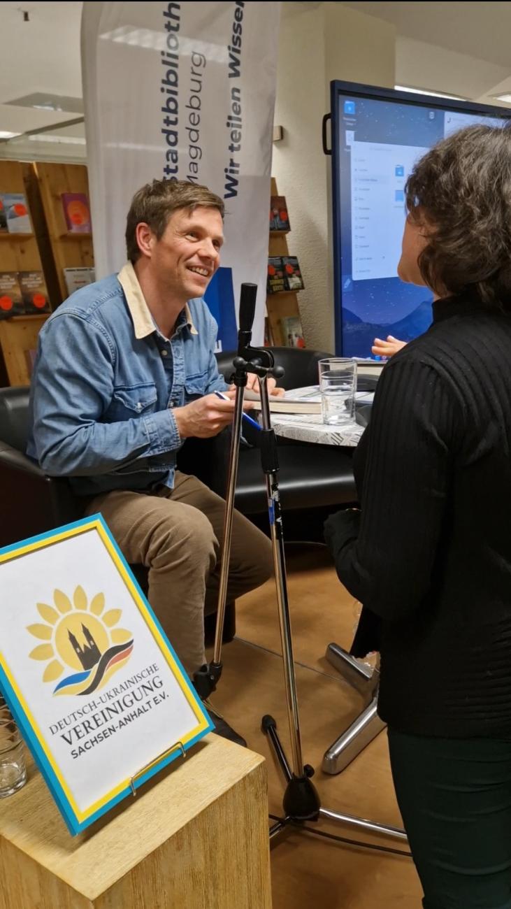 Referent Steffen Dobbert beim Signieren