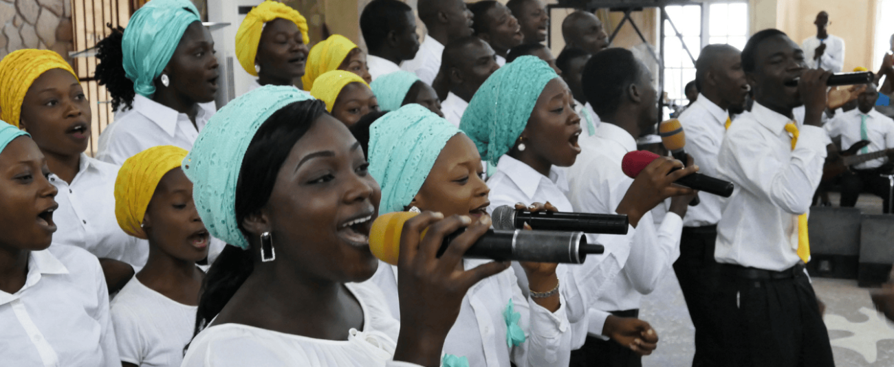 Ein nigerianischer gemischter Chor wird beim Singen von einer Band begleitet. Das Foto wurde für den Weltgebetstag 2026 von Albrecht Ebertshäuser zur Verfügung gestellt.