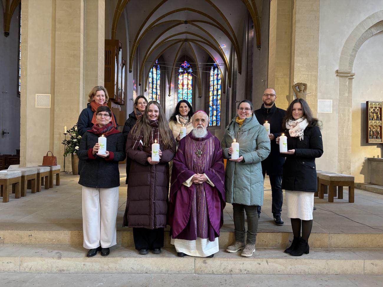 Gruppenfoto der neu beauftragten Religionslehrer:innen im Bistum Magdeburg mit Bischof Dr. Gerhard Feige