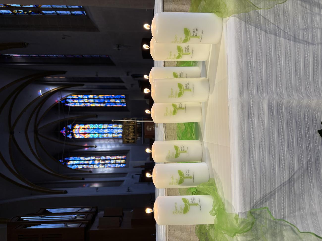Kerzen der Edith Stein Schulstiftung auf dem Altar der Kathedrale St. Sebastian