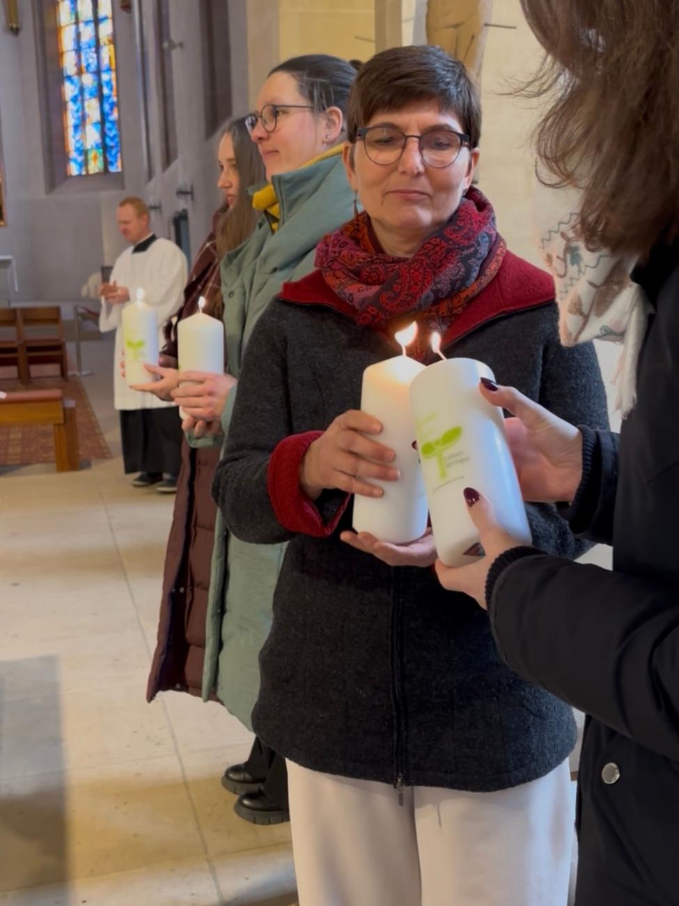 Zur Übergabe der Missio canonica werden Kerzen entzündet.