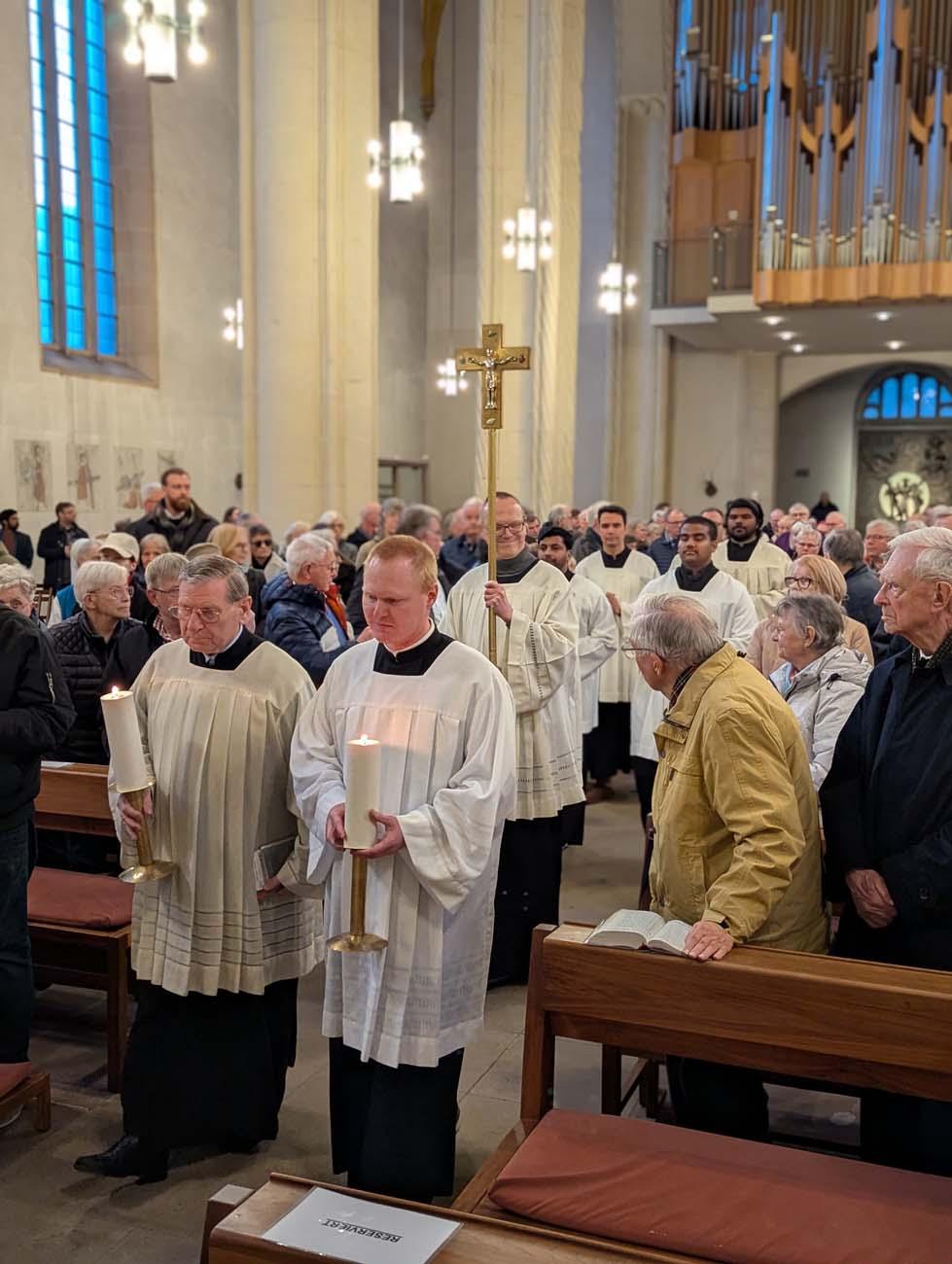 Menschen in der Kirche beim Einzug