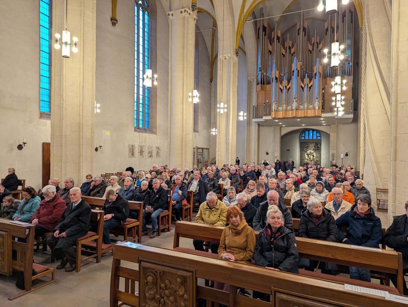 Viele Menschen in der Kirche