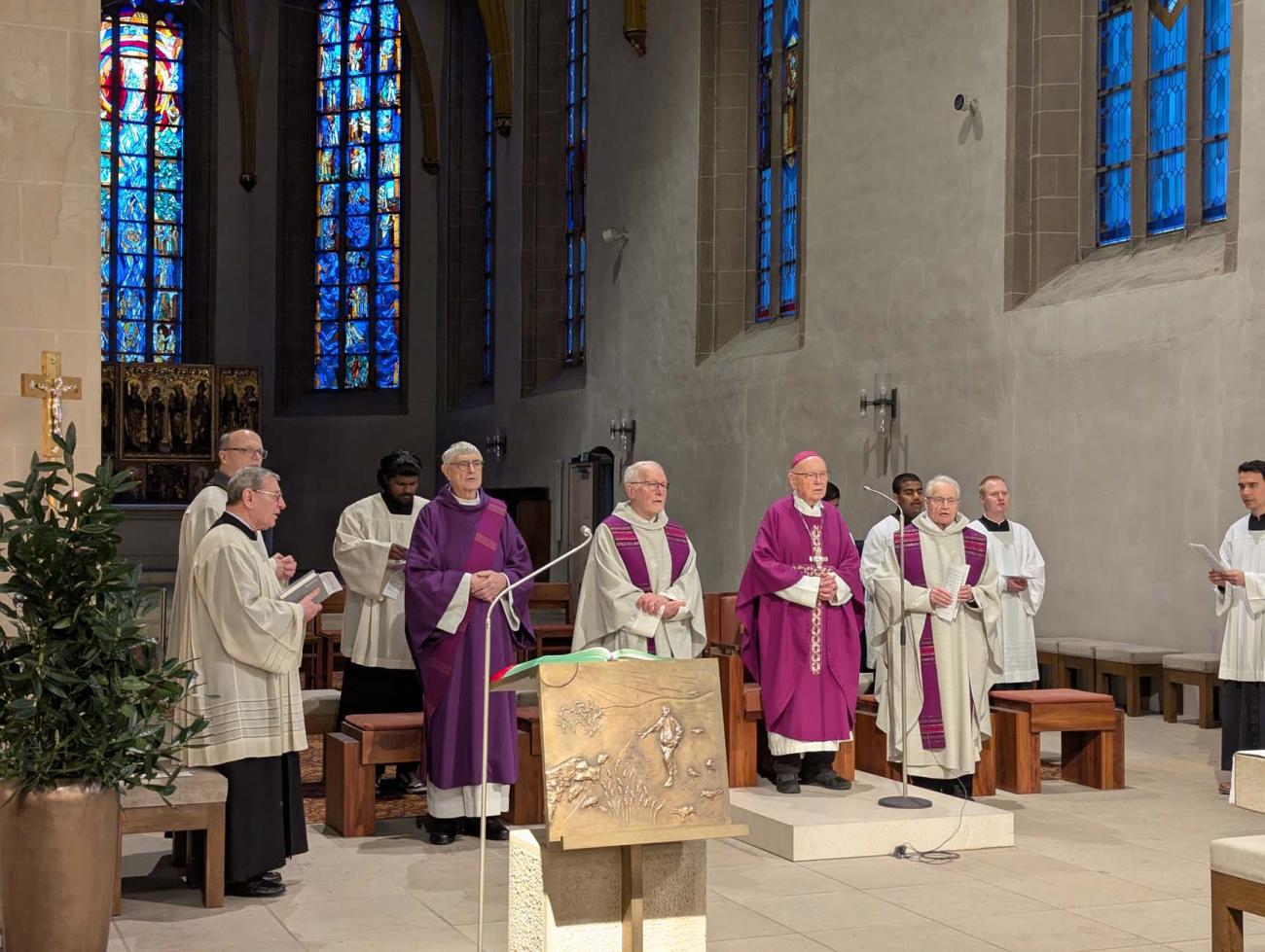 Altarraum mit Priestern und Bischof